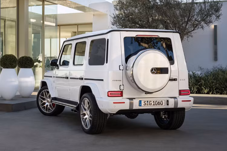 Từ lúc tiết lộ mình đã mua 3 chiếc xe SUV cho đến nay, Minh Nhựa không có quá nhiều sự chia sẻ về mẫu xe Mercedes-AMG G63 Edition 1 này. Lần hiếm hoi doanh nhân 8X tiết lộ về "ông vua địa hình" sắp được bổ sung vào garage của mình đó chính là xe được mua chính hãng.