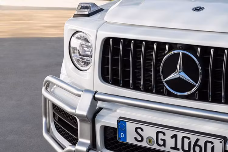 Theo Minh Nhựa chia sẻ, ban đầu anh nhận được sự gợi ý từ một nhân viên bán hàng của Mercedes-Benz khoác bộ áo màu đen cho chiếc Mercedes-AMG G63 Edition 1. Tuy nhiên, doanh nhân 8X này đã từ chối với lý do rất thú vị là mình đã đen nhiều lắm.
