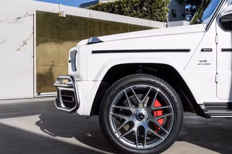 Lý do Minh Nhựa chọn màu trắng làm bộ áo chính cho chiếc SUV hạng sang Mercedes-AMG G63 Edition 1 từ việc màu này rất dễ dán đổi màu sang khác màu khác. Gam màu này có thể dễ dàng phối với 2 màu xanh dương và đỏ để trở thành bộ áo theo phong cách chơi xe của anh.