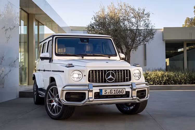 Cụ thể, ngoài siêu SUV Lamborghini Urus và chiếc SUV hạng sang Range Rover Autobiography đời 2018 cùng mua chính hãng và đã được bàn giao, đại gia Minh Nhựa còn đang chờ hãng Mercedes-Benz đưa "ông vua địa hình" Mercedes-AMG G63 Edition 1 mới về Việt Nam. 