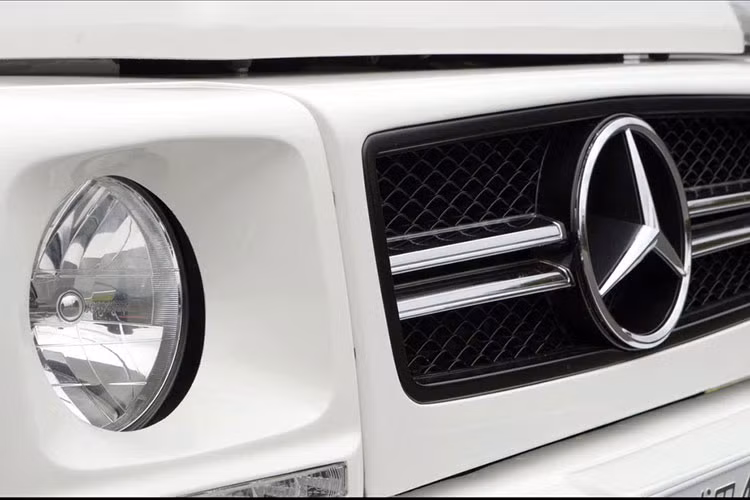 Chiếc Mercedes-AMG G63 6x6 "xịn" được trang bị sàn thùng sau ốp gỗ cao cấp. Trong khi đó, chiếc của nhóm sinh viên Nhật Bản chỉ đi kèm sàn thùng sau bằng thép nhưng được sơn airbrush tạo cảm giác như ốp gỗ.