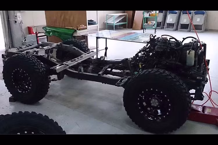 Vì Suzuki Jimny nhỏ hơn nhiều so với Mercedes-AMG G63 6x6 nên nhóm sinh viên phải thay đổi kích thước của những phụ kiện này. Tất nhiên, chiếc Mercedes-AMG G63 6x6 của nhóm sinh viên Nhật Bản với động cơ vẫn giữ nguyên. Tại Nhật Bản, Suzuki Jimny đời cũ sử dụng động cơ xăng 3 xy-lanh, tăng áp, sản sinh công suất tối đa khoảng 60 mã lực.