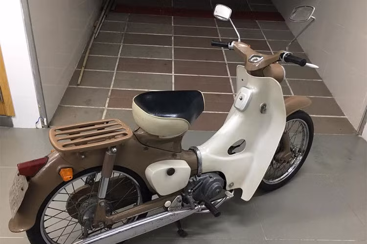 Kể từ năm 1966, khi thế hệ thứ 2 của dòng xe ra đời, động cơ của xe đã sử dụng kết cấu trục cam đặt ở trên đỉnh, tác động trực tiếp vào xú-páp qua cò (OHC). Tại Việt Nam hiện nay, chỉ tính riêng tới việc tìm ra một chiếc Honda Super Cub C100 cũng là một thử thách rất khó khăn, chưa kể tới một chiếc xe trong tình trạng hoàn hảo sẽ có mức giá lên đến cả trăm triệu đồng.