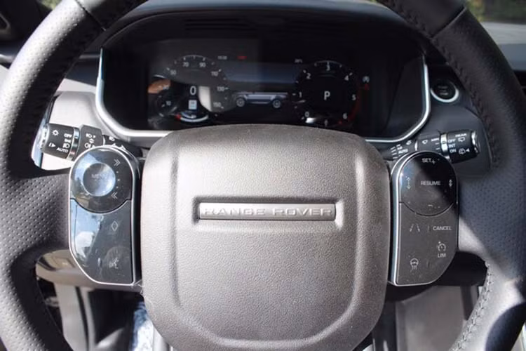 Về nội thất, Land Rover Discovery 2020 cũng mang trong mình sự nâng cấp đáng kể từ các chi tiết trang bị như vô-lăng 3 chấu, cụm màn hình đôi cho hai tác vụ giải trí và điều chỉnh điều hoà, hệ thống thông tin giải trí thông minh thế hệ mới...