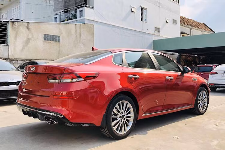 Theo thông tin từ đại lý, giá xe Kia Optima 2019 vẫn sẽ giữ ở mức khởi điểm là từ 789 triệu giống với trước đây. Trong khi đó, bản cao cấp 2.4 GT-Line sẽ được tăng giá thêm 20 triệu lên 969 triệu đồng. Mức tăng này có thể coi là… không đáng kể so với đối thủ Toyota Camry 2019 đang có giá dự kiến là 1,6 tỷ đồng.