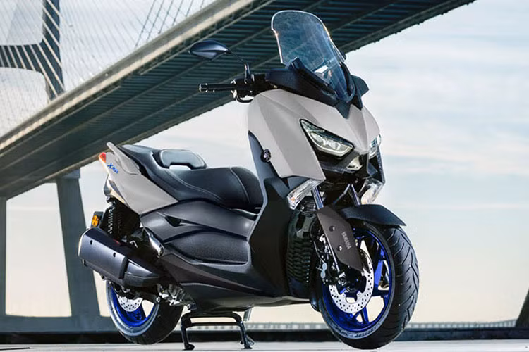 Trong đó, mới đây nhất thì hãng xe Nhật Bản vừa chính thức cho ra mắt phiên bản Yamaha XMAX 300 2021 mới với 5 tùy chọn màu sơn đầy hấp dẫn kết hợp với thiết kế thể thao cùng hàng loạt tiện ích phù hợp.