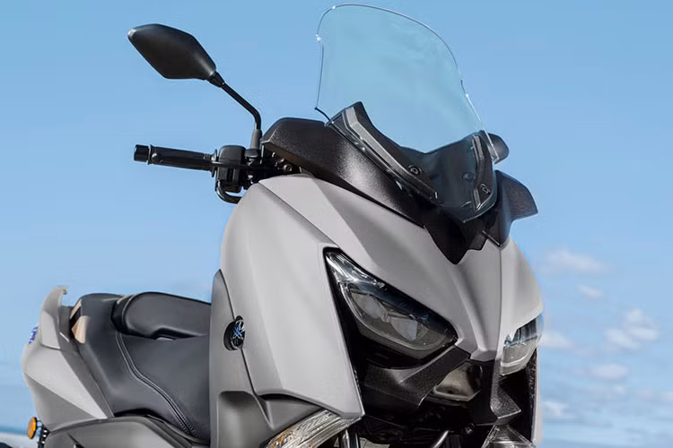 Theo đó, Yamaha Xmax 300 thế hệ mới vừa được ra mắt tại Đài Loan với 5 màu mới bao gồm các màu như: Xám đen (Grey Dark Grey), Xanh Nhám (Matte Dark Blue), Xám mờ (Matte Light Gray Dark Grey), Đen xám (Matte Dark Grey Black), và Đỏ Nhám (Matte Dark Red) chỉ được sản xuất giới hạn dành cho thị trường châu Á.