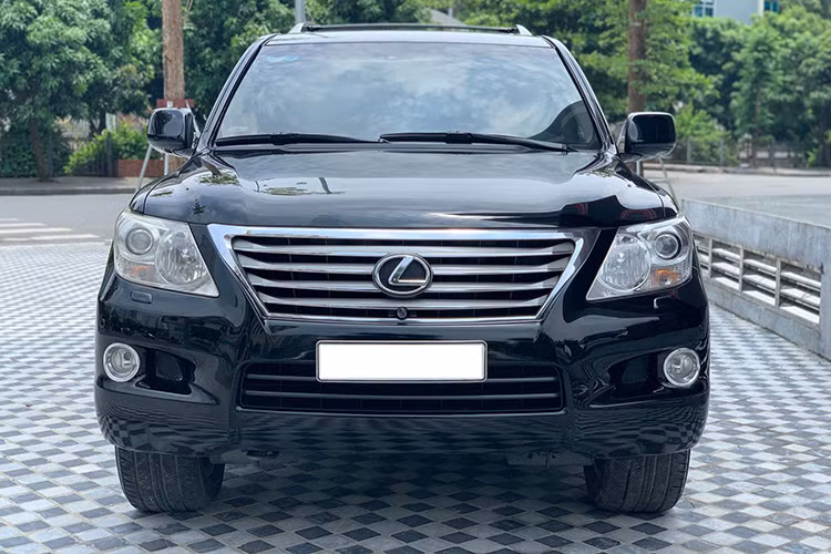 Đường nét thân xe được thiết kế lại, tinh tế và sang trọng, đầy cảm giác cơ bắp nhưng cũng không mất đi khí chất tao nhã của một mác xe hạng sang. Bộ đèn pha lớn không còn những đường nét vuông vắn mà được vuốt cong sắc cạnh, sử dụng đèn HID có độ chiếu sáng cao kết hợp với đèn chiếu gần có thấu kính hội tụ.