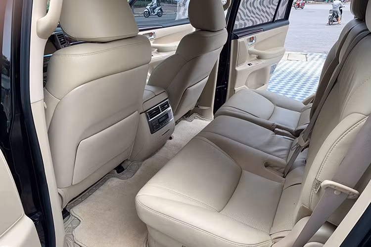 Với kích thước thân xe rộng lớn và chiều dài cơ sở lên tới 2.850mm nên không gian nội thất xe rất rộng rãi. Bên trong xe sử dụng thiết kế ba hàng ghế dành cho 8 người ngồi, mỗi hành khách hoàn toàn có thể có được một không gian ngồi cực kỳ thoải mái. Không gian hàng ghế trước được đảm bảo dư dả, phần tỳ tay ở giữa to rộng có thể điều chỉnh tự do tuỳ thuộc vào yêu cầu của người ngồi trước.