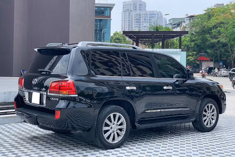 Ở thời điểm mới ra mắt, LX570 được coi là mẫu SUV cỡ lớn sang trọng, chiến lược của Lexus nhằm vào thị trường Mỹ, kế thừa xuất sắc tính năng việt dã của LX470, nhưng cũng không thiếu đi sự sang trọng của một chiếc sedan LS. Đáng chú ý, những trang bị an toàn của xe cũng không hề thua kém những mẫu xe mới hiện nay.