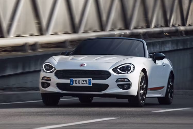 Chiếc roadster nhà Fiat mất 7,5 giây để tăng tốc từ 0 - 100km/h (7,6 giây với phiên bản số tự động) trước khi đạt tốc độ tối đa 215 km/h. Sử dụng hệ thống lái trợ lực điện, cải tiến về độ rung và giảm tiếng ồn, trọng lượng nhẹ cân bằng trọng lượng tốt, động cơ tăng áp đảm bảo một trải nghiệm lái phấn khích cho khách hàng.