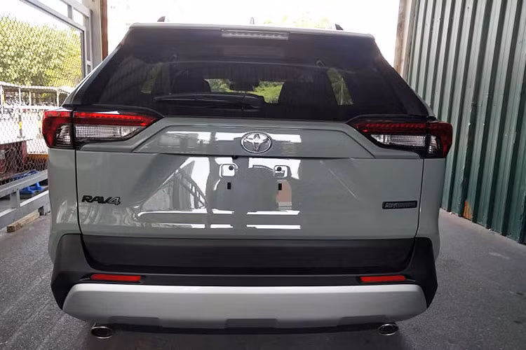 Không chỉ có kích thước lớn hơn, Toyota RAV4 2019 còn mang trên mình phong cách thiết kế ngoại thất thể thao, hầm hố và rắn rỏi hơn, lấy cảm hứng từ mẫu xe concept FT-AC. Trên Toyota RAV4 2019 xuất hiện những đường gân táo bạo, đèn pha góc cạnh, hốc bánh vuông vức và lưới tản nhiệt nổi bật.