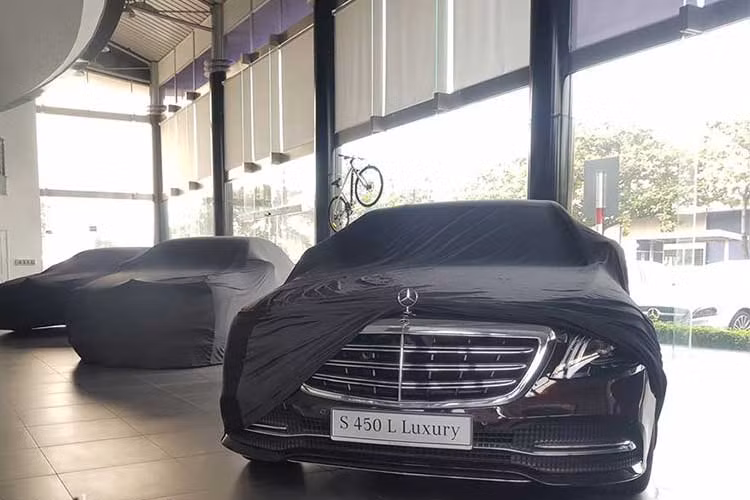 Các đại lý Mercedes-Benz tại Việt Nam hiện đã bắt đầu công bố giá bán chính hãng cho dòng xe S-Class 2018. Theo như đại lý Haxaco, giá bán cụ thể các phiên bản Mercedes-Benz S 450 2018 tại thị trường Việt Nam khoảng 7,2 tỉ đồng (bản S 400 L trước đây có giá 6,999 tỉ đồng).