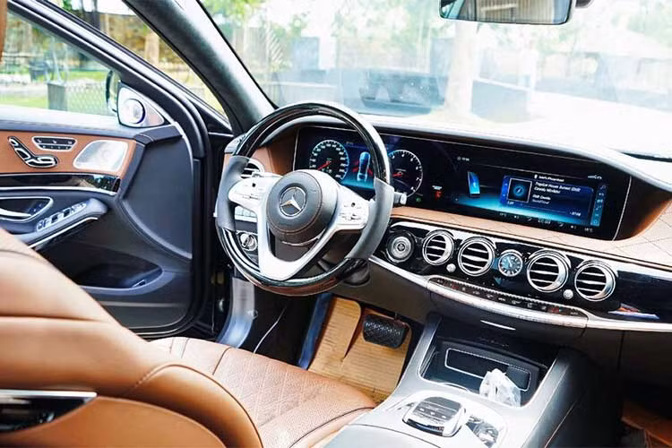 Nội thất của Mercedes-Maybach S450 4Matic 2018 được thiết kế bọc da toàn bộ và khâu hình quả trám sang trọng. Đặc điểm thay đổi dễ nhận thấy nhất là cụm vô lăng 3 chấu thiết kế hoàn toàn mới, trên chấu vô lăng mới xuất hiện dòng chữ “Maybach” riêng.
