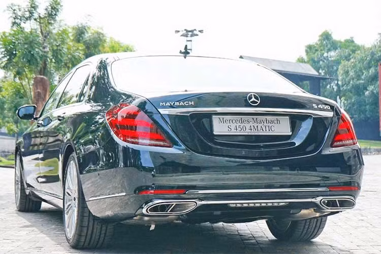 Đặc biệt, trên lưới tản nhiệt còn có logo Maybach. Cản va trước với những chi tiết mạ crôm sáng bóng và thiết kế hoàn hoàn khác biệt so với mẫu xe cũ. Thiết kế đèn pha của Mercedes-Maybach S450 4Matic 2018 giống như phiên bản thường với 3 thanh LED nằm sát nhau. Tuy nhiên, Mercedes-Maybach S450 4Matic 2018 sử dụng đèn pha Multibeam LED.