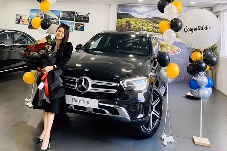 Huỳnh Minh Thuỷ hay còn được gọi là Thuỷ Top, một trong những hot girl nổi tiếng đời đầu của đất Hà thành nhờ vòng một siêu khủng. Mới đây, hot girl này đã tậu về garage của mình chiếc SUV mang tên gọi Mercedes-Benz GLC 200 2020 mới. Khá thú vị đây là chiếc Mercedes-Benz GLC thứ 2 trong bộ sưu tập xe của Thuỷ Top.