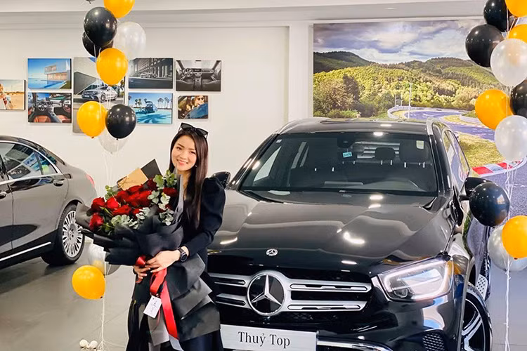 Được biết, chiếc Mercedes-Benz GLC của Thuỷ Top từng sở hữu đầu tiên là phiên bản GLC 250 4Matic. Còn chiếc xe người đẹp này mới nhận bàn giao này là phiên bản nâng cấp giữa vòng đời mang tên gọi Mercedes-Benz GLC 200 4Matic 2020. có một số điểm mới của xe như thiết kế cụm đèn chiếu sáng LED và đèn hậu LED. Ốp cản trước cũng thêm phần hầm hố nhờ các chi tiết hốc gió được thiết kế lại, lưới tản nhiệt cũng được vuốt lại có phần góc cạnh hơn.