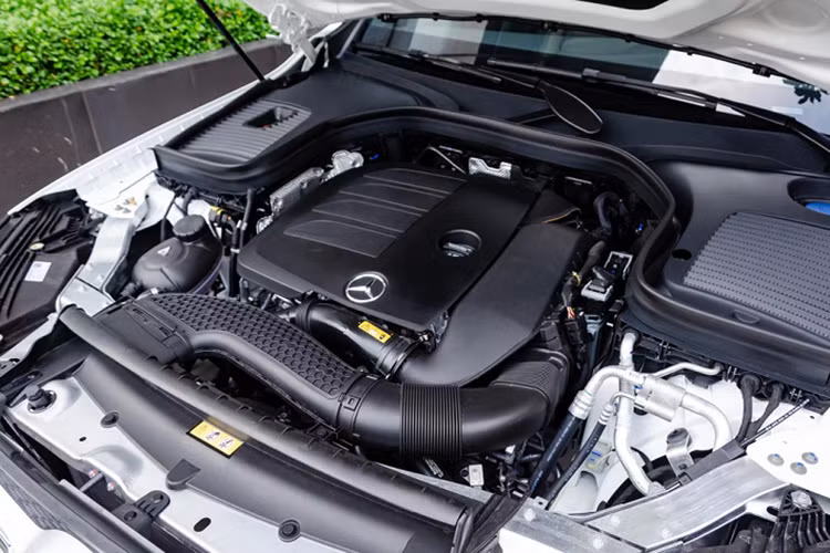 Đáng chú ý ở lần nâng cấp giữa vòng đời này, Mercedes-Benz GLC 200 2020 được trang bị động cơ mới có mã hiệu M264 mạnh mẽ hơn phiên bản cũ. Cụ thể, xe sử dụng loại máy xăng dung tích 2.0 lít cho công suất tối đa 197 mã lực và mô-men xoắn cực đại lên tới 320 Nm. Chiếc SUV hạng sang này vẫn được trang bị hộp số tự động 9 cấp. Về hệ dẫn động, GLC 200 được trang bị loại dẫn động cầu sau còn Mercedes-Benz GLC 200 4Matic 2020 là loại dẫn động 4 bánh.