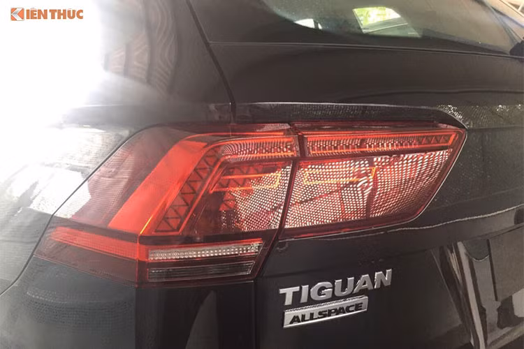 Thân xe với các đường vuốt nhẹ nhàng đầy cá tính, mọt đường kẻ chỉ kim loại sáng bóng cũng xuất hiên bao quanh thân xe. Tiguan Allspace sở hữu bộ mâm đúc hợp kim nhôm 19-inch 5 chấu “Victoria Falls” thiết kế đồng điệu với phần thân xe kéo dài với hốc bánh xe đầy mạnh mẽ.