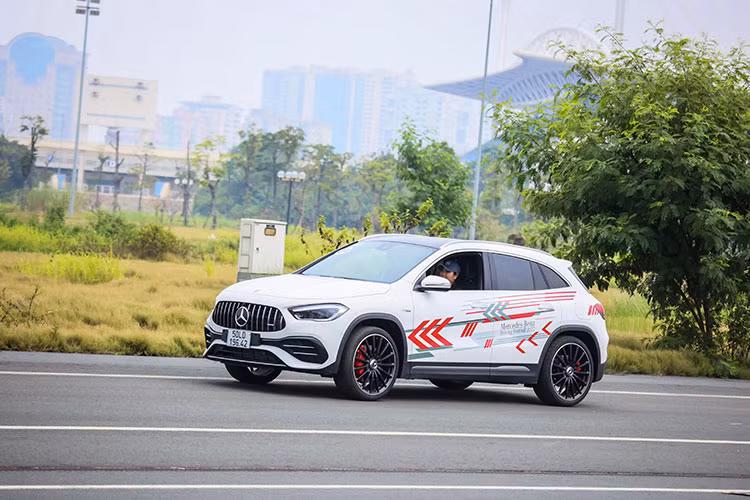 Ở sự kiện lần này, các khách mời không chỉ tham gia khóa huấn luyện kỹ năng lái xe an toàn mà còn tham gia vào những trải nghiệm tốc độ của thể thao đua xe cùng Mercedes-Benz Việt Nam.