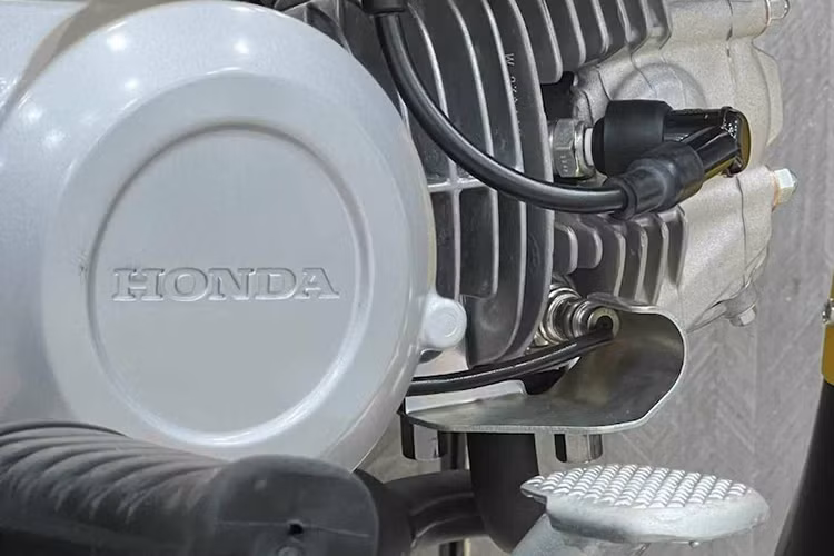 Honda Cross Cub 110 được trang bị động cơ SOHC xi lanh đơn, 2 van, làm mát bằng gió, có dung tích 109cc. Động cơ này cho công suất tối đa 8 mã lực tại vòng tua máy 7.500 vòng/phút và mô-men xoắn cực đại 8,5 Nm tại 5.500 vòng/phút, đi kèm với hộp số 4 cấp.