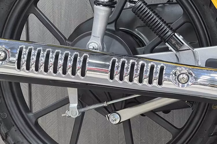Bình xăng Honda Cross Cub 110 2023 là loại dung tích 4,3 lít, nhỏ hơn bình xăng trên Yamaha PG-1. Hệ thống ống xả của xe cũng được thiết kế khá cổ điển với thiết kế kéo dài, phần chống nóng được mạ crome sáng bóng.
