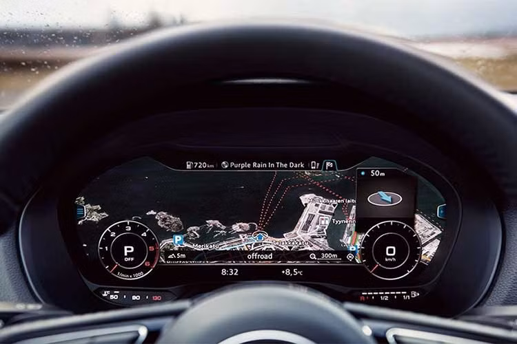 Audi Q2 Touring sở hữu buồng lái ảo 12,3 inch, gói hỗ trợ Assistance Package và gói định vị Navigation Package. Trong đó, gói Assistance Package bao gồm hệ thống hỗ trợ giữ làn chủ động Active Lane Assist, hỗ trợ trong điều kiện ùn tắc, cảnh báo va chạm phía sau, hỗ trợ đèn pha chủ động.