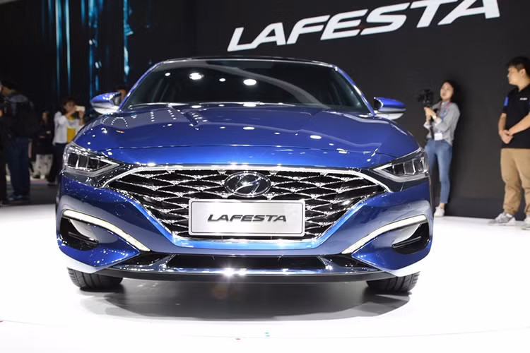 Đối với liên doanh Beijing-Hyundai, mẫu xe sedan Hyundai Lafesta lại được đánh giá như mẫu xe cỡ C thể thao hiệu suất cao, nhắm đến những khách hàng trẻ tuổi. Do đó, Hyundai chọn cái tên "Lafesta" vốn có nghĩa là "lễ hội" trong tiếng Ý để gọi mẫu sedan cỡ C mới của mình.