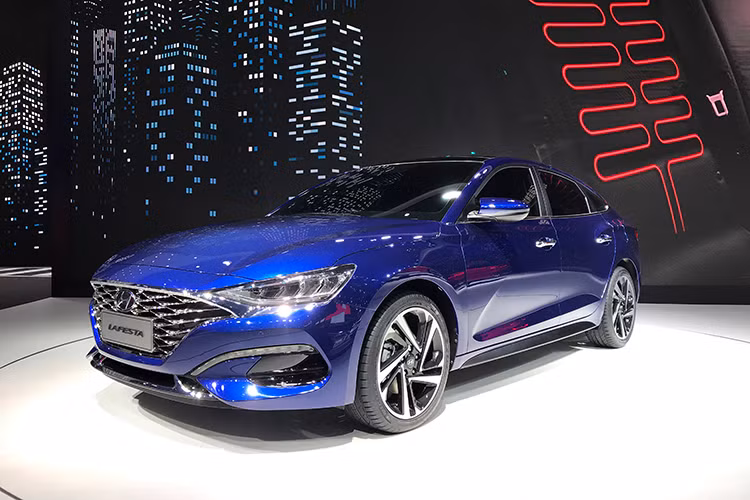 Tại thị trường Trung Quốc, giá xe Hyundai Lafesta 2019 được chia thành 5 bản trang bị và dao động ở mức từ 119.800 - 154.800 Nhân dân tệ (khoảng 404 đến 522,5 triệu đồng). Hiện vẫn chưa có thông tin mẫu xe này sẽ được bán ra tại một số thị trường Đông Nam Á.