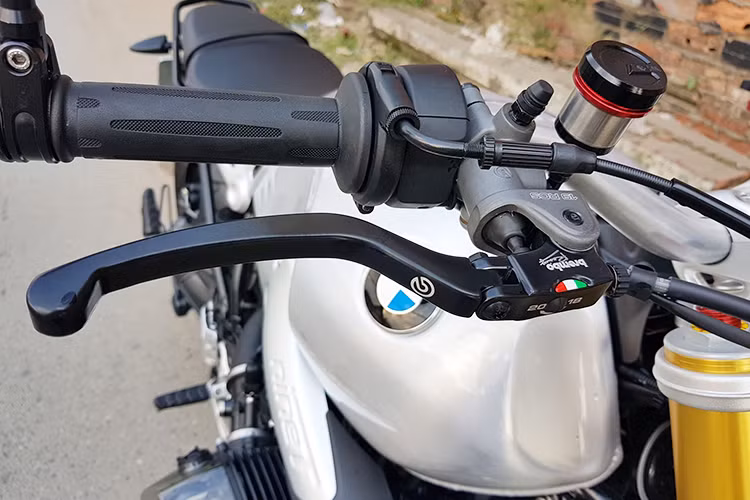Tay lái xe vẫn giữ nguyen bản chỉ được thay mới bằng bộ cùm thắng Brembo "hàng hiệu". Cụm đồng hồ của chiếc xe BMW R NineT độ này vẫn nguyên bản được thiết kế dạng tròn cổ điển, nhỏ - với kim hiển thị vận tốc và được bố trí màn hình điện tử phía dưới khá dễ nhìn.
