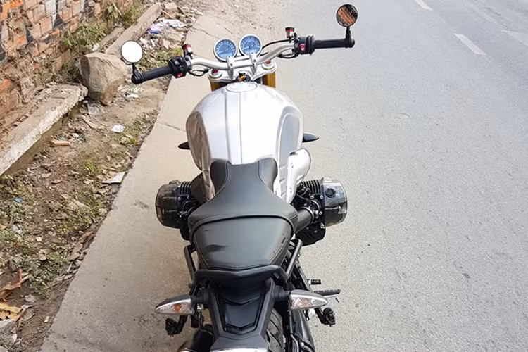 Mặc dù không có các chi tiết độ cầu kỳ, chiếc xe môtô BMW R nine T này vẫn giữ được vẻ đẹp nguyên bản, đồng thời mang đậm "chất đàn ông" mạnh mẽ, cá tính dù chỉ được người chơi xe trang trí lại không nhiều.