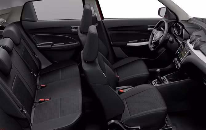 Bên trong nội thất của mẫu xe hatchback phiên bản mới này, không gian hàng ghế thứ hai được kéo dài thêm 23mm so với phiên bản cũ, trong khi hàng ghế phía trước đã được dịch chuyển ra hai bên khoảng 10 mm.