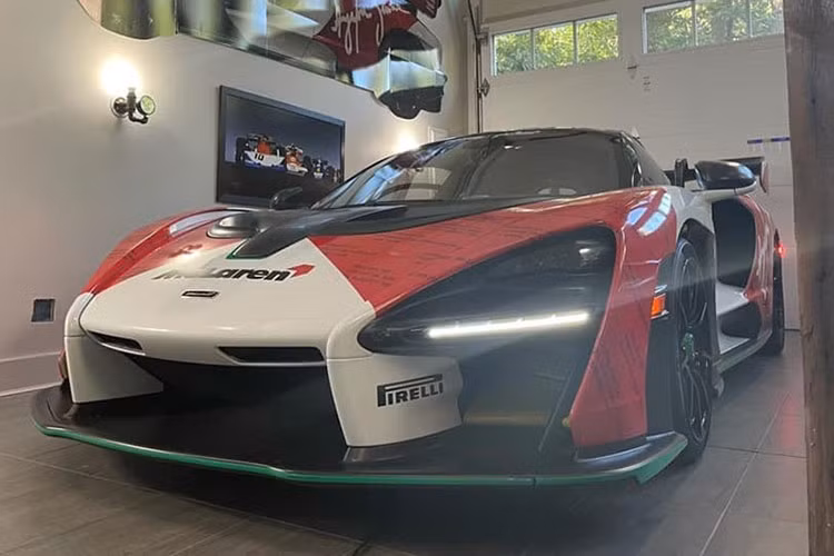 Trên toàn thế giới chỉ có đúng 500 chiếc siêu xe McLaren Senna được sản xuất, trong đó, hiện đã có một chiếc xe McLaren Senna về Việt Nam do đại gia thẩm mỹ Sài Gòn - Hoàng Kim Khánh đặt mua từ 1 đại lý ở Dubai. Chính vì thế, thông tin chiếc xe hypercar McLaren Senna thứ hai sắp có mặt tại Việt Nam đã nhận được sự chú ý.