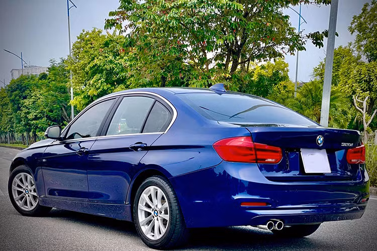 Sau khoảng gần 5 năm sử dụng, BMW 320i đặc biệt 2016 đã được chủ nhân đưa lên sàn xe cũ. Mặc dù đã trải qua thời gian khá dài, tuy nhiên ngoại hình của chiếc xe trong bài viết này vẫn khá đẹp mắt. Theo thông tin từ phía chủ xe, chiếc 320i này mới lăn bánh khoảng 40.000km.