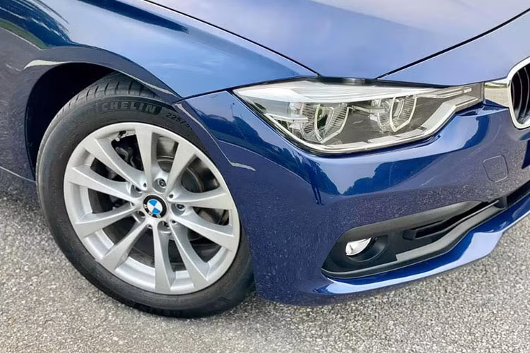 Xe sở hữu bộ la-zăng hợp kim 17 inch chữ V và tấm che nắng cho cửa sổ sau hai bên phía sau. Còn lại, mọi thứ đều tương tự như bản gốc trước đó.