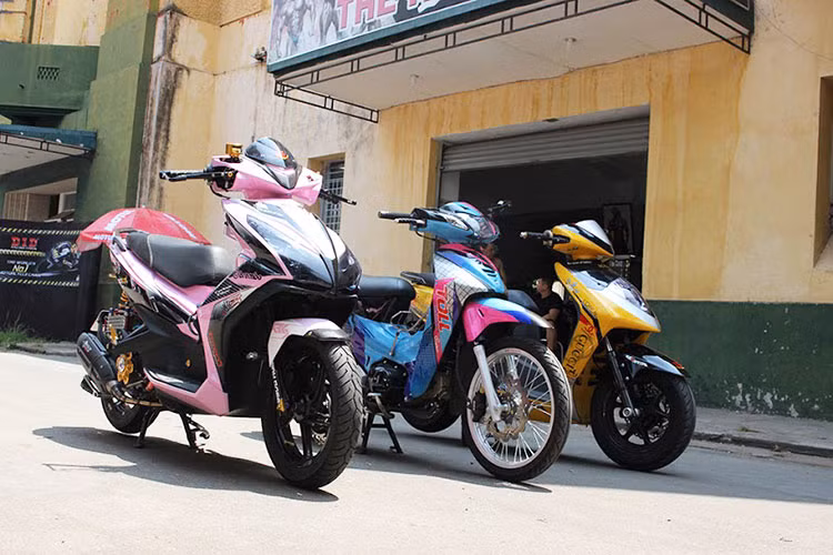 Những chiếc scooter độ độc đáo cũng góp mặt trong ngày hội này.