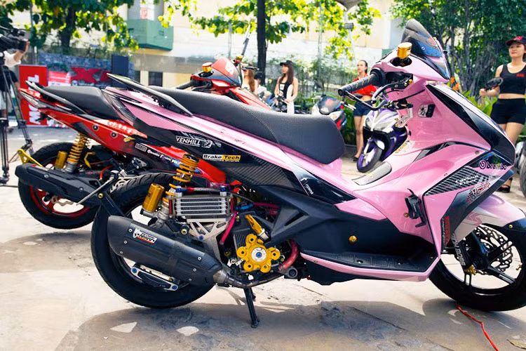 Một chiếc Honda Air Blade độ kiểng cùng nhiều "đồ chơi" với nước sơn màu hồng.