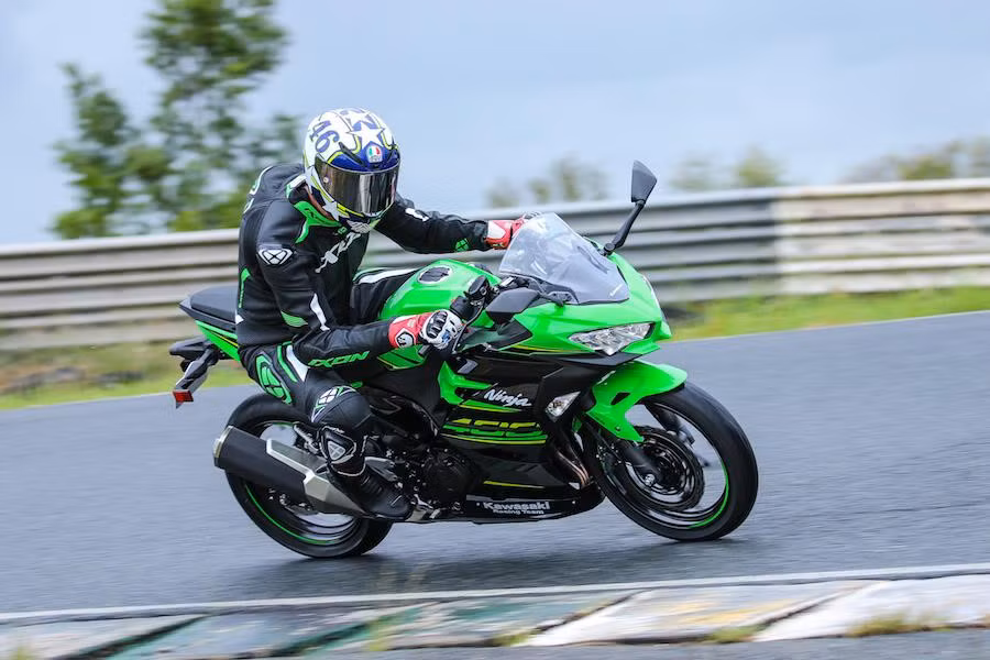 Kawasaki Ninja 400 - 159 triệu đồng: Thiết kế của xe được lấy cảm hứng từ đàn anh ZX-10R và H2. Xe được trang bị khối động cơ xy-lanh đôi dung tích 399 cc DOHC sản sinh công suất tối đa 44 mã lực tại vòng tua 10.000 vòng/phút và mô-men xoắn cực đại 38 Nm tại 8.000 vòng/phút. Ninja 400 được trang bị bộ nồi chống trượt Anti Slipper Clutch và hệ thống chống bó cứng phanh ABS. Ảnh: Australia Motorcycle Cycle News.