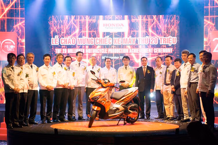 Chiều ngày 30/9 vừa qua, tại nhà máy của Honda Việt Nam ở Đồng Văn (Hà Nam), liên doanh Nhật Bản đã cho xuất xưởng chiếc xe máy thứ 20 triệu. Đó là một chiếc Air Blade 125 với màu đỏ đồng, đi kèm bộ tem đặc biệt kỷ niệm cột mốc 20 triệu chiếc xe xuất xưởng.