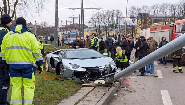 Dường như"siêu bò" Lamborghini Aventador Roadster màu bạc này đã bị mất lái trên đại lộ Tallinn Maritime.