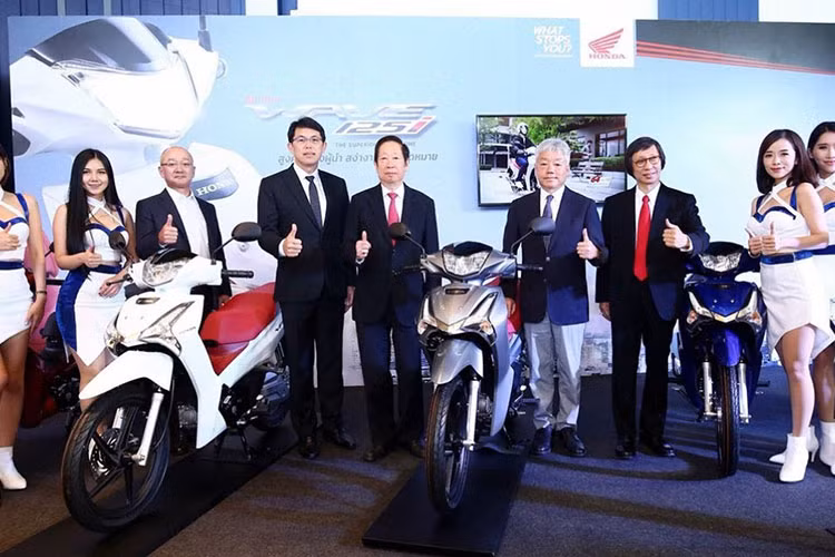 Mẫu xe máy Honda Wave 125i 2018 là mẫu xe số đầu tiên đạt chuẩn khí thải Euro4 tại Thái Lan. Được biết ở thế hệ này, nhà sản xuất Honda đã nâng cấp hệ thống phun xăng điện tử lên phiên bản 5.5, tăng cường khả năng cải thiện mức tiêu hao nhiêu liệu, cho Wave 125i 2018.