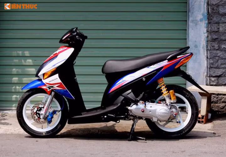 Trước khi Vision ra đời, xe ga Honda Click 110 từng là lựa chọn với mức giá rẻ của Honda tại thị trường Việt Nam. Được nữ giới cùng những người sử dụng bình thường khá ưa chuộng nhưng trong mắt dân chơi xe, Click 110 Việt đã bị "lu mờ" bởi các phiên bản Click tới từ Thái Lan hay Vario hay những mẫu xe tay ga công nghệ mới.