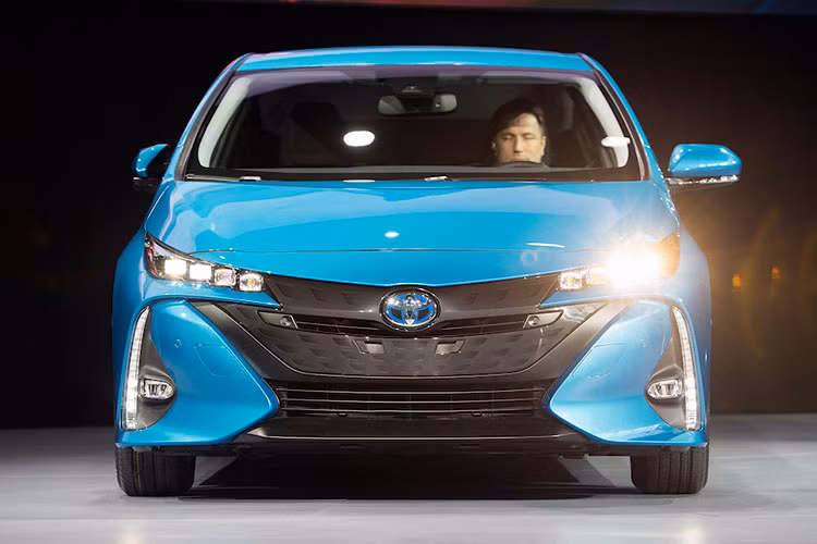 Phần đầu xe, ngoài thiết kế mới khá giống với các dòng xe sedan hiện tại của Toyota, nó còn bao gồm hệ thống đèn pha LED 4 bóng trông rất sắc xảo và hiện đại, hệ thống đèn LED chạy ban ngày cho cảm giác dữ dằn.