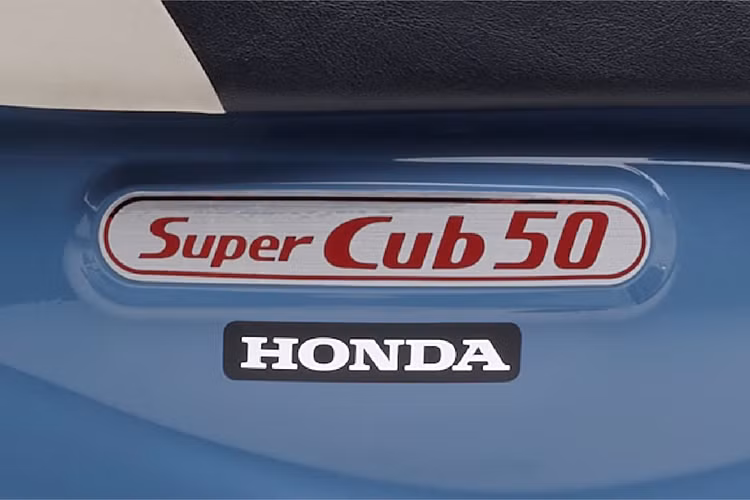 Honda cũng đối mặt với khó khăn trong việc đáp ứng các quy định khí thải mới của Nhật Bản, dự kiến sẽ được áp dụng từ tháng 11/2025. Các tiêu chuẩn khí thải toàn cầu ngày càng khắt khe hơn buộc các nhà sản xuất phải nâng cấp công nghệ để giảm thiểu khí thải. Điều này khiến Honda quyết định ngừng sản xuất Super Cub 50 với động cơ 49 phân khối, riêng dòng Super Cub 110 vẫn tiếp tục được sản xuất và phân phối.
