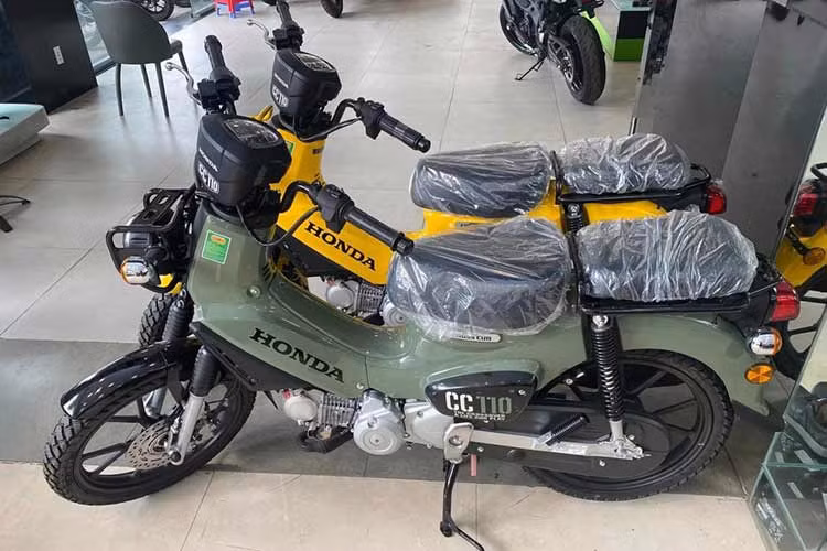 Mức giá xe Honda Cross Cub 110 2023 hiện đang được chào bán khoảng hơn 80 triệu đồng. Mức giá này khá cao đối với một chiếc xe máy số phổ thông, thậm chí còn đắt hơn cả phiên bản Honda Cub 125 cao cấp đang bán ra chính hãng tại Việt Nam.