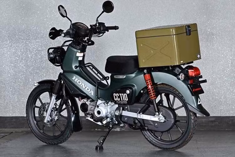 Bên cạnh đó, kích thước thân xe cũng được điều chỉnh, Honda Cross Cub 110 2023 sở hữu các kích thước dài x rộng x cao lần lượt là 1.931 x 799 x 1.108 (mm), chiều dài cơ sở 1.228 mm, chiều cao yên xe 784 mm, trọng lượng xe ở mức 107 kg và bình xăng dung tích 4.3 lít.