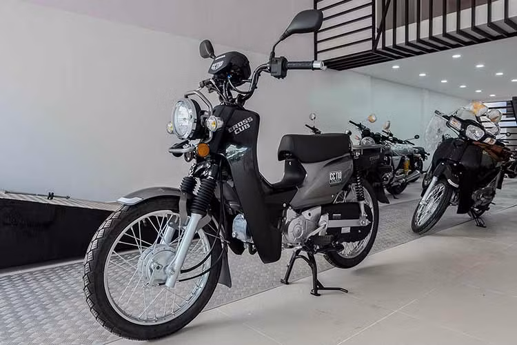Sau Honda CT125, mới đây xe máy số Honda Cross Cub 110 2023 mới cũng vừa gia nhập thị trường Việt Nam. Tuy nhiên, khác với CT 125 vốn nhập từ Thái Lan, Honda Cross Cub 110 2023 sản xuất tại nhà máy của Honda cùng đối tác liên doanh tại Trung Quốc.