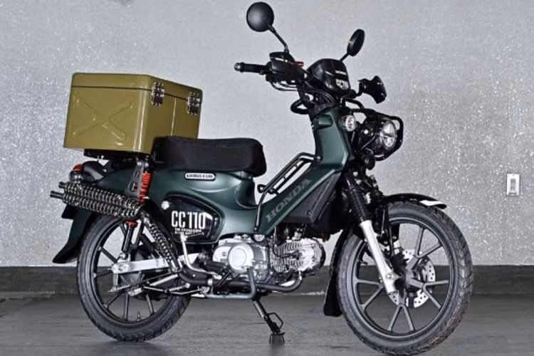Về cơ bản, Honda Cross Cub 110 2023 có kiểu dáng thiết kế tương tự "đàn anh" Honda CT125 nhưng ống xả đặt thấp hơn. Trong khi đó, so với bản cũ của mẫu xe này, Honda Cross Cub 110 2023 chỉ thay đổi một số chi tiết như yên xe bọc da, chia thành hai phần riêng biệt cho người lái và hành khách cùng lốp xe có rãnh sâu hơn.