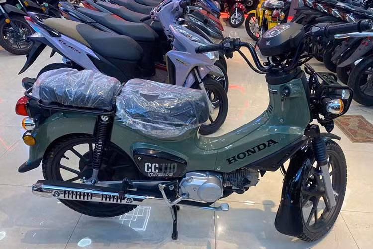 Những chiếc xe máy Honda Cross Cub 110 2023 của Trung Quốc được nhập về Việt Nam thông qua một đại lý kinh doanh xe không chính hãng tại TP.HCM với 3 lựa chọn màu sắc gồm vàng, đỏ và xanh.