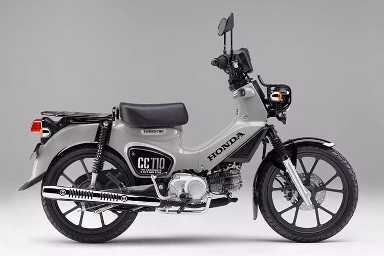 Honda trang bị cho Cross Cub 110 2023 cụm đèn pha LED dạng tròn được bao bọc bên trong khung ống thép, kết hợp đèn xi-nhan dạng tròn tích hợp hai bên. Cả hai bánh đều được trang bị bộ mâm đúc kích thước 17 inch.